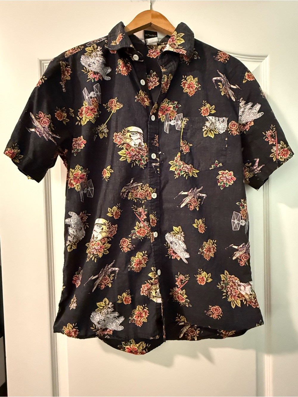 Star Wars Reverse Print Floral Short-Sleeve Button-Down Shirt Apprx Size is M